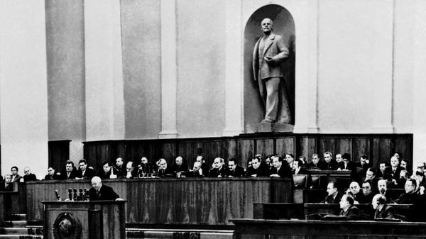Первый секретарь ЦК КПСС Никита Сергеевич Хрущев (1894-1971) выступает на XX съезде КПСС 14 февраля 1956 года. Репродукция из Центрального государственного архива кинофотодокументов СССР (ЦГАКФД СССР)