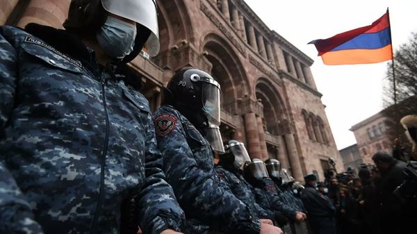 В Ереване сторонники оппозиции ворвались в здание правительства