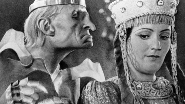 Артист Григорий Милляр в роли Кащея и Галина Григорьева в роли Марьи Моревны в фильме Кащей Бессмертный (режиссер Александр Роу). Артист Григорий Милляр в роли Кащея и Галина Григорьева в роли Марьи Моревны в фильме Кащей Бессмертный (режиссер Александр Роу).