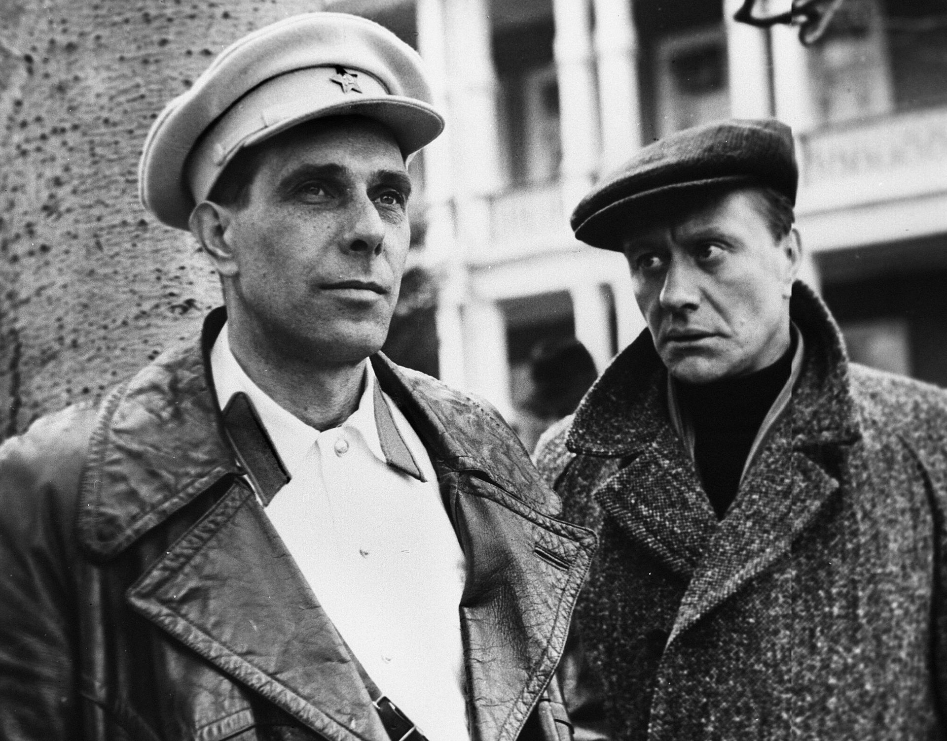 Кадр из фильма Мой друг Иван Лапшин. Режиссер Алексей Герман. Киностудия Ленфильм. 1984 год. Главные герои фильма (слева направо) - Лапшин (артист Андрей Болтнев) и Ханин (артист Андрей Миронов) - РИА Новости, 1920, 18.02.2022