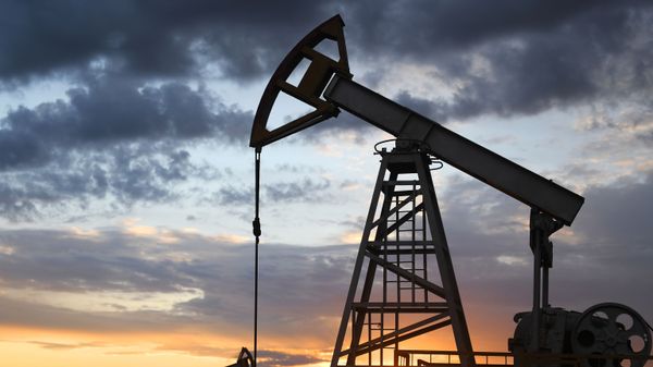 Работа нефтяных станков. Архивное фото
