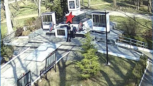 Школьники изрисовали непристойностями Вечный огонь в Крыму Школьники изрисовали непристойностями Вечный огонь в Крыму