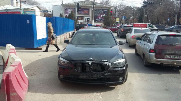 Пьяные южане покатали крымского полицейского на капоте