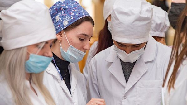Молодых специалистов ждут в больницах и поликлиниках: врачей сегодня не хватает