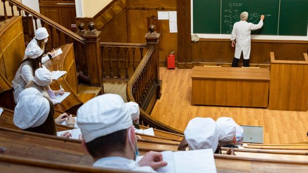 Обучают будущих врачей более 600 преподавателей, многие из которых работают в здравоохранении. 100 из них – доктора наук и профессора медицины