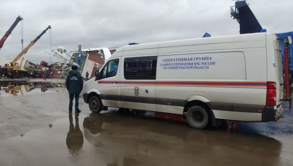 На верфи в Ленобласти опрокинулось на бок судно с людьми