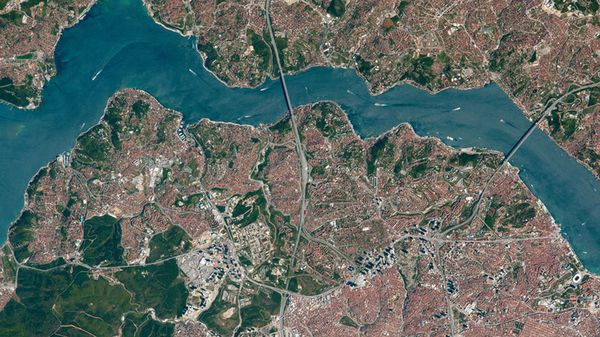 Вид сверху на мосты через пролив Босфор