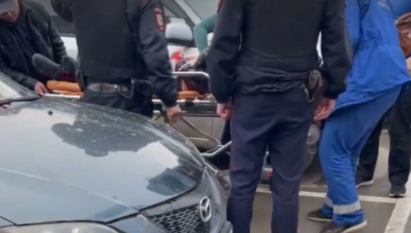 В Симферополе пьяный мужчина ударил ножом приятеля на парковке ТЦ В Симферополе пьяный мужчина ударил ножом приятеля на парковке ТЦ