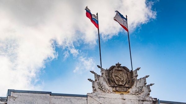 Герб УССР на здании совета министров республики Крымм