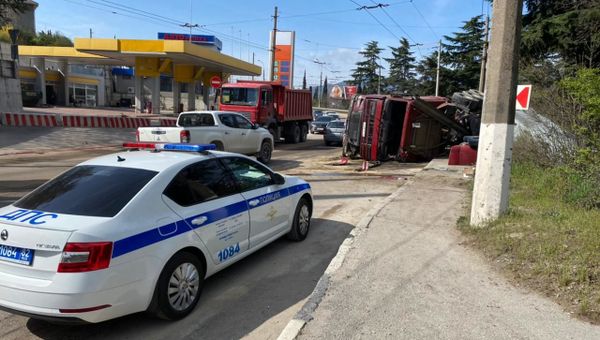 По дороге на Массандру перевернулся грузовик