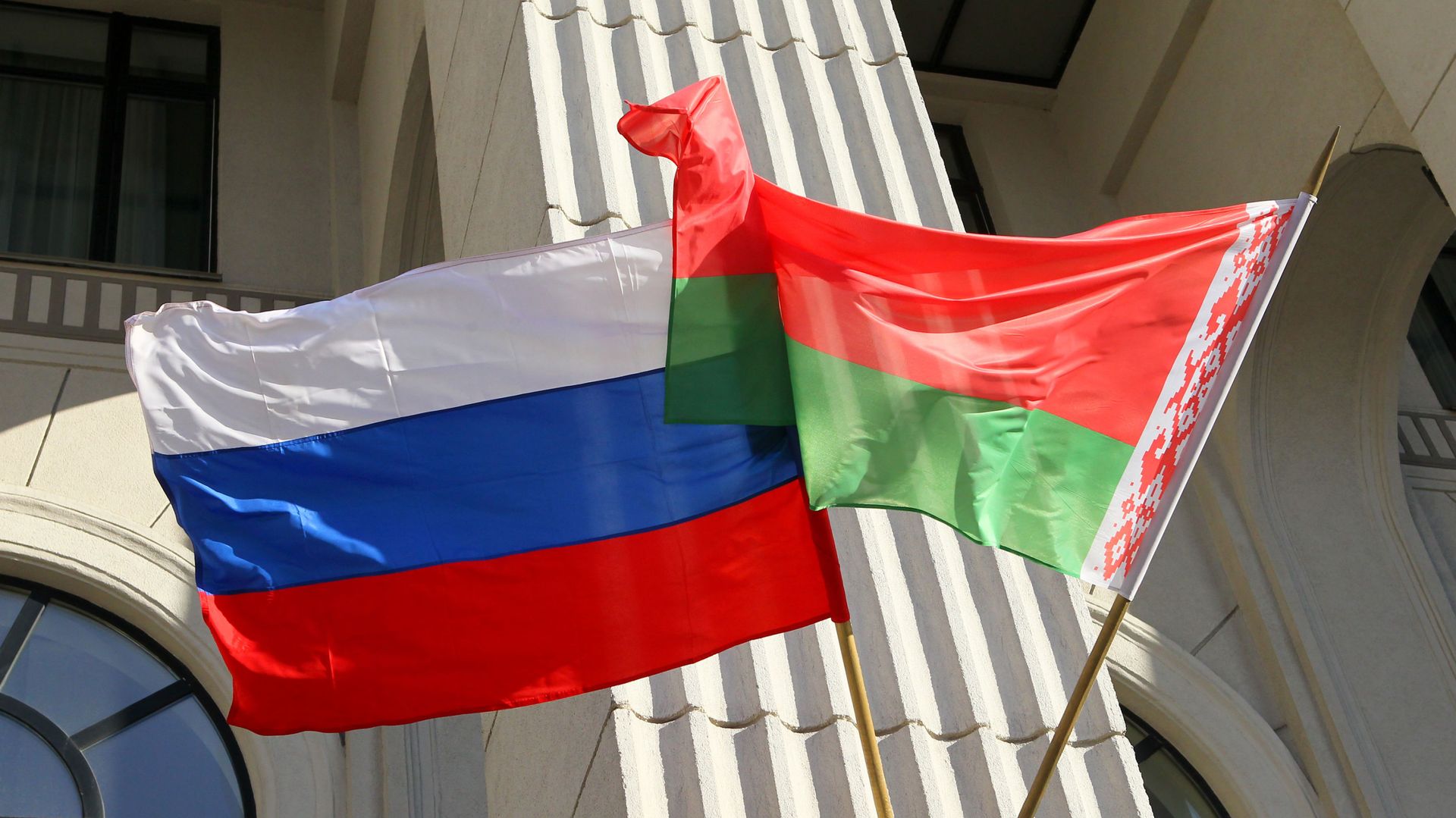 Государственные флаги России и Белоруссии на здании минской филармонии - РИА Новости, 1920, 18.12.2025