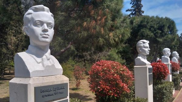Аллея бюстов пионеров-героев. На первом плане - Володя Дубинин Аллея бюстов пионеров-героев. На первом плане - Володя Дубинин
