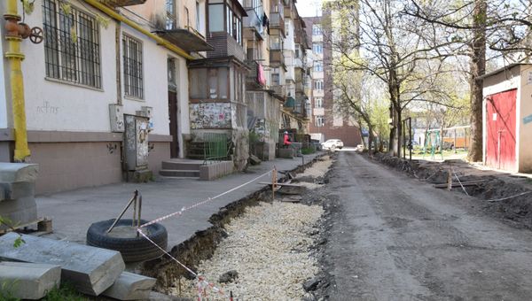 Мэр Симферополя оценил ход благоустройства скверов и дворов в городе