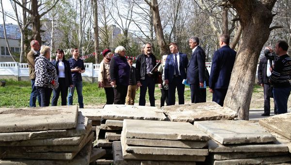 Детские площадки и парковки: как обустраивают дворы в Симферополе 
