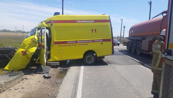 Под Темрюком скорая столкнулась с поездом