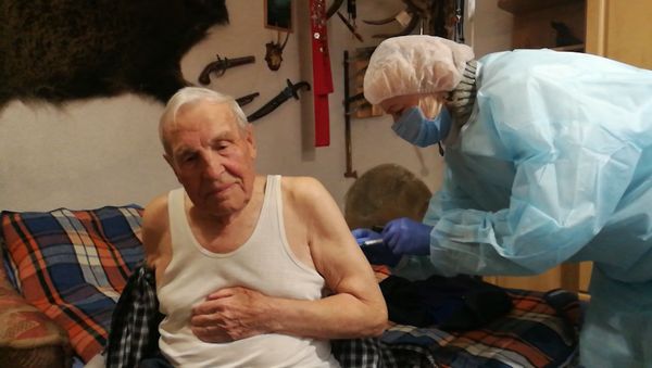 Ветеран Великой Отечественной войны Иван Севостьянович Есин привился от COVID Спутником-V
