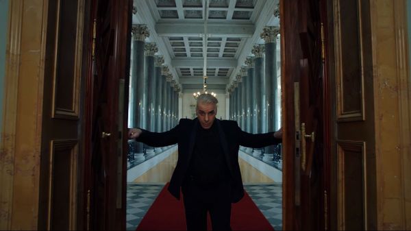 Немецкий рокер Линдеманн спел песню Любимый город в Эрмитаже