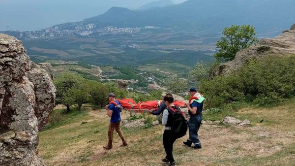 Эвакуация пострадавшего с горы Демерджи
