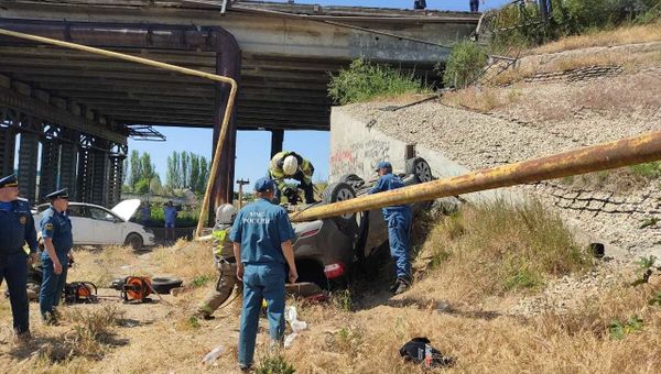 Столкнулись и упали с моста: в ДТП в Керчи погиб водитель