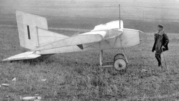 Арцеулов в Коктебеле со своим планером А-5. Еще не восстановился после травм во время испытания истребителя. 1923 г