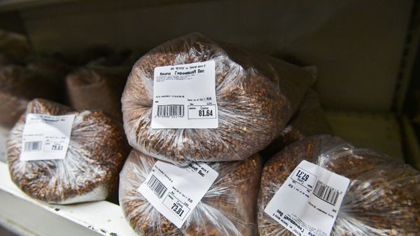 Пакеты с гречневой крупой в одном из магазинов Симферополя