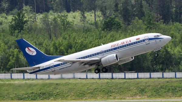 Самолет белорусской авиакомпании Белавиа в национальном аэропорту Минск.