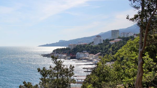 Вид на Южный берег Крыма со смотровой площадки в Гаспре
