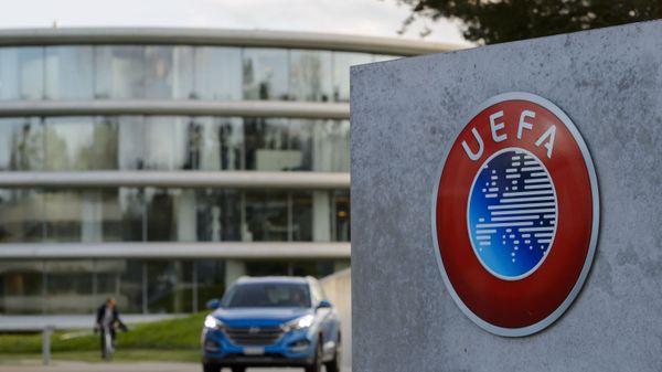 Логотип европейского футбольного органа УЕФА в штаб-квартире УЕФА в Ньоне. Архивное фото