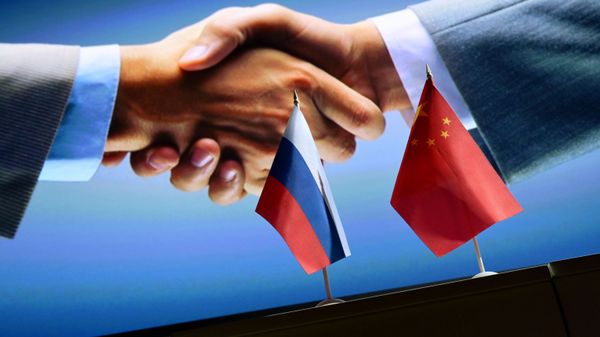 Государственные флаги России и Китая.