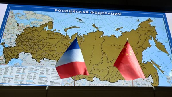 Государственные флаги Китая и Франции.