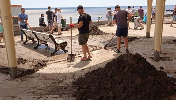 В Ялте убирают набережную после наводнения