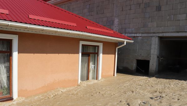 Подтопленные дома в районе Васильевки в Ялте. Наводнение в Крыму. 21 июня 2021 года Подтопленные дома в районе Васильевки в Ялте. Наводнение в Крыму. 21 июня 2021 года