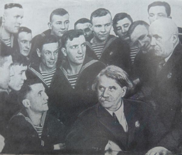 На встрече с моряками-черноморцами. 1941 г. Из книги Сергеева-Ценского Трудитесь много и радостно На встрече с моряками-черноморцами. 1941 г. Из книги Сергеева-Ценского Трудитесь много и радостно