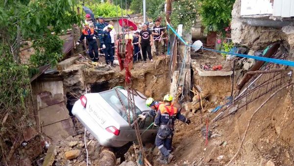 МЧС извлекает погребенные селевым потоком автомобили.