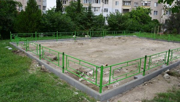 В Симферополе ставят новые детские площадки