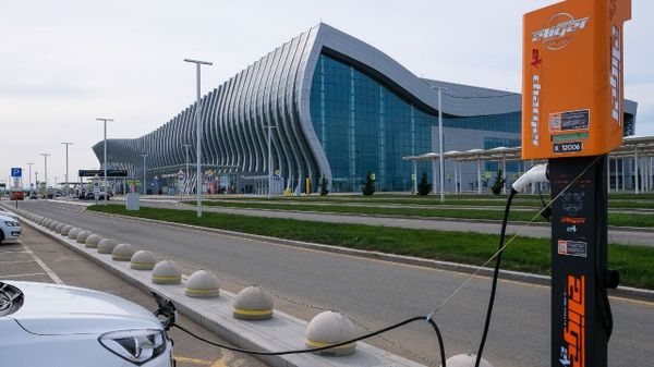 В Симферопольском аэропорту появились заправки для электромобилей
