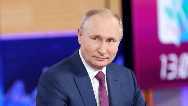 Президент РФ Владимир Путин во время ежегодной специальной программы Прямая линия с Владимиром Путиным в эфире российских телеканалов и радиостанций