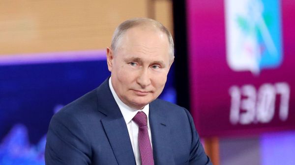 Президент РФ Владимир Путин во время ежегодной специальной программы Прямая линия с Владимиром Путиным в эфире российских телеканалов и радиостанций