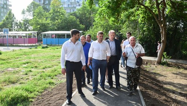 Глава Администрации Симферополя Валентин Демидов во время обхода городских микрорайонов