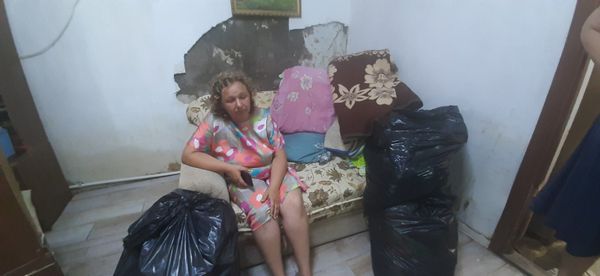 Жительница Керчи в пострадавшем от потопа доме Жительница Керчи в пострадавшем от потопа доме