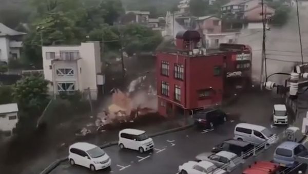 Мощный оползень разрушил десять домов в японском городе