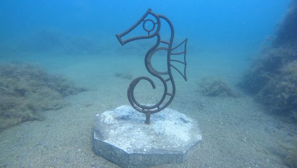 Фигура, установленная на морском дне