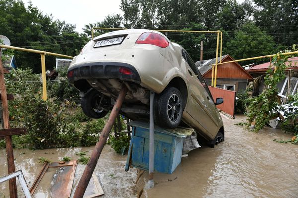Перевернувшийся автомобиль среди обломков после сильных дождей и оползней в Бахчисарайском районе