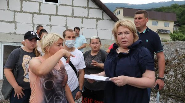 Мэр Ялты Янина Павленко на встрече с жителями пострадавших от наводнения районов