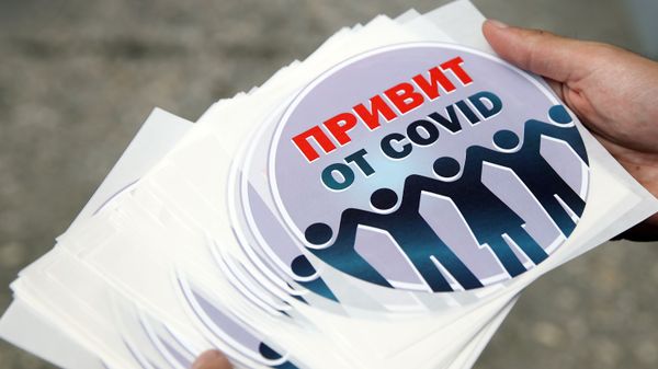 Наклейки с надписью Привит от COVID для жителей края, прошедших вакцинацию от коронавируса