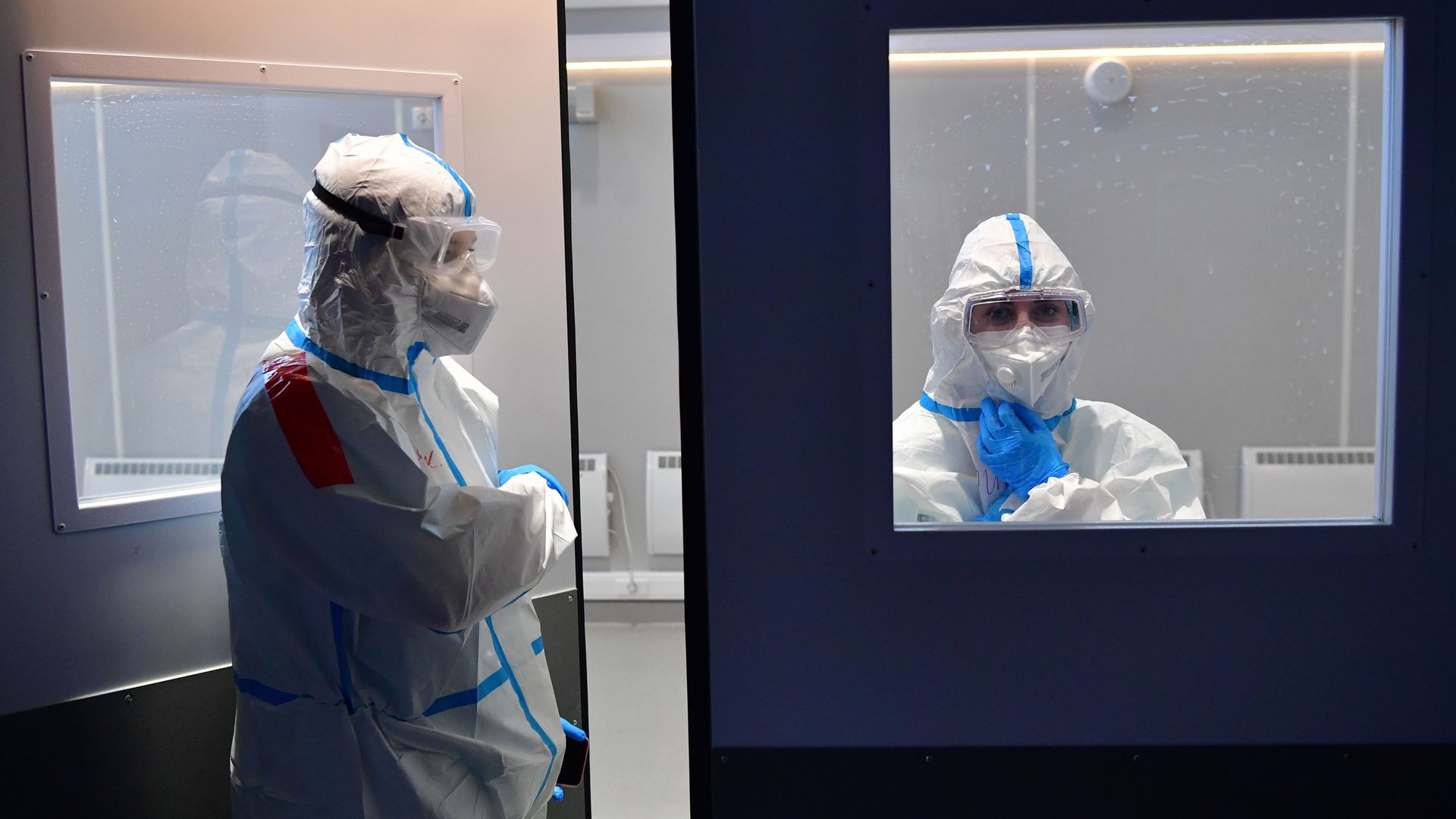 Медицинские работники во временном госпитале для пациентов с COVID-19 в конгрессно-выставочном центре Сокольники в Москве - РИА Новости, 1920, 16.08.2021
