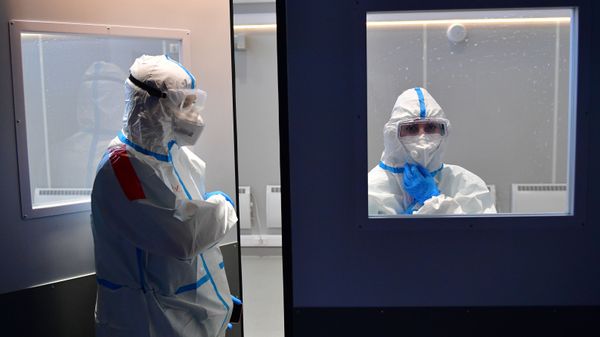 Медицинские работники во временном госпитале для пациентов с COVID-19 в конгрессно-выставочном центре Сокольники в Москве