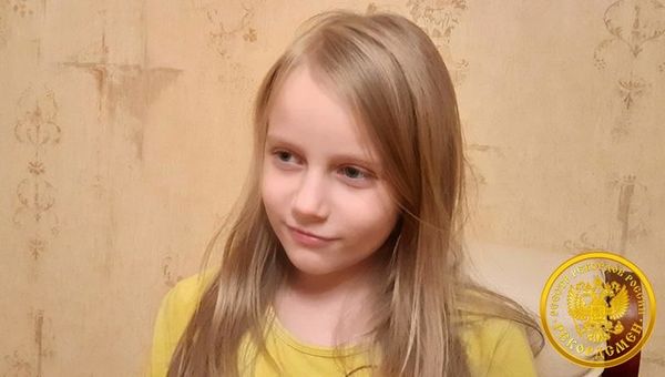 В Москве восьмилетняя Алиса Теплякова сдала Единый государственный экзамен и получила аттестат о среднем общем образовании