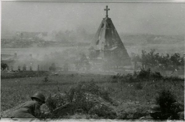 Братское кладбище Севастополя, июль 1942 г.: война прошла прямо по нему, уничтожив захоронения. В том числе и Алексея Киценко. Фото немецкого военного