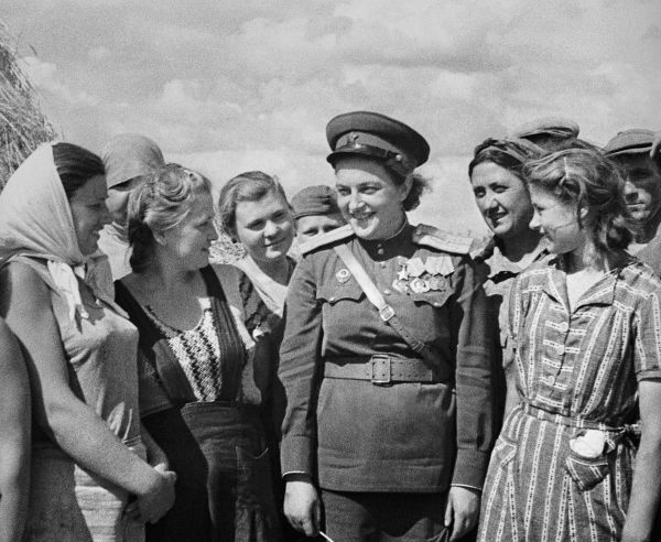 К концу войны пришлось поездить и по разным городам СССР. Людям нужны были герои